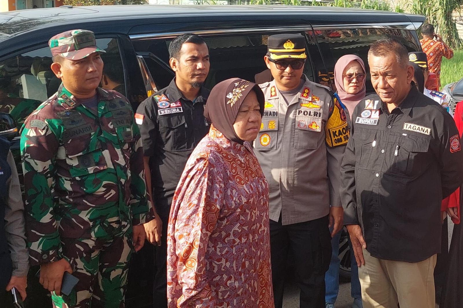 Mensos RI didampingi Bupati Rusma Yul Anwar meninjau lokasi terdampak bencana di Pessel