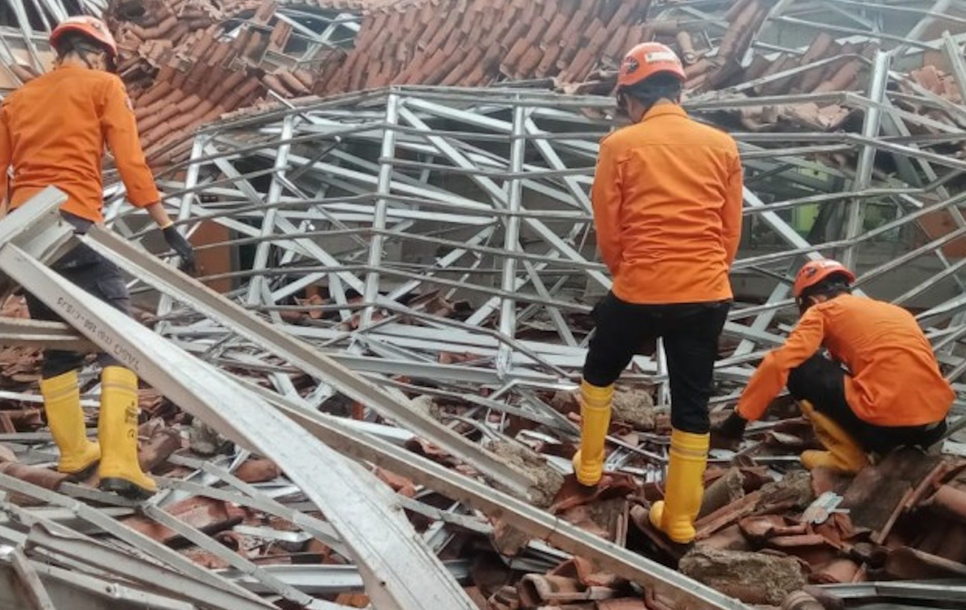 Petugas BPBD Kabupaten Bogor meninjau lokasi ruangan kelas SMAN 1 Ciampea yang ambruk.