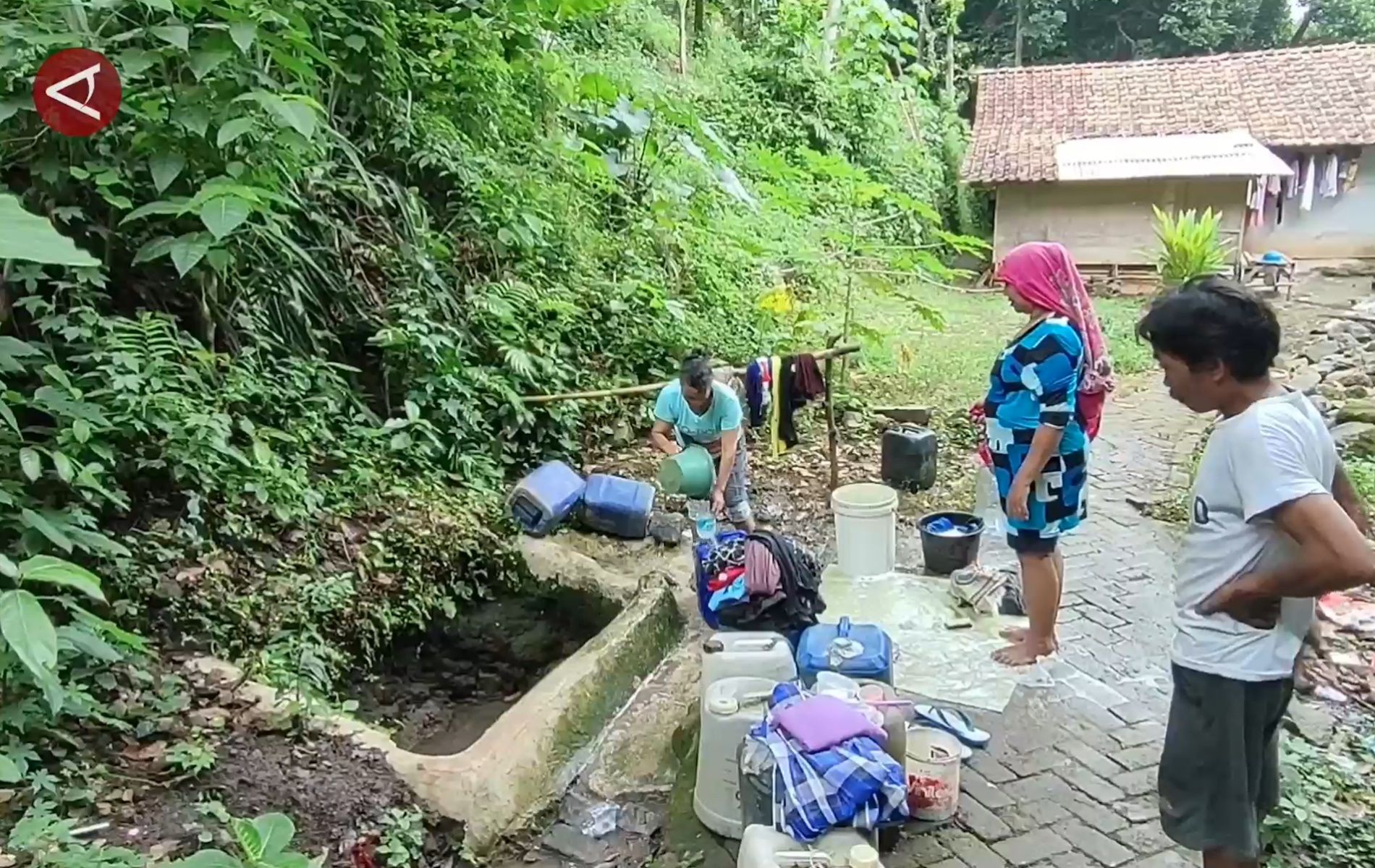 Warga Kampung Cisuru, Kelurahan Suralaya, Kecamatan Pulomerak, Cilegon, Banten, terpaksa harus mengambil air bersih sejauh 2 kilometer.