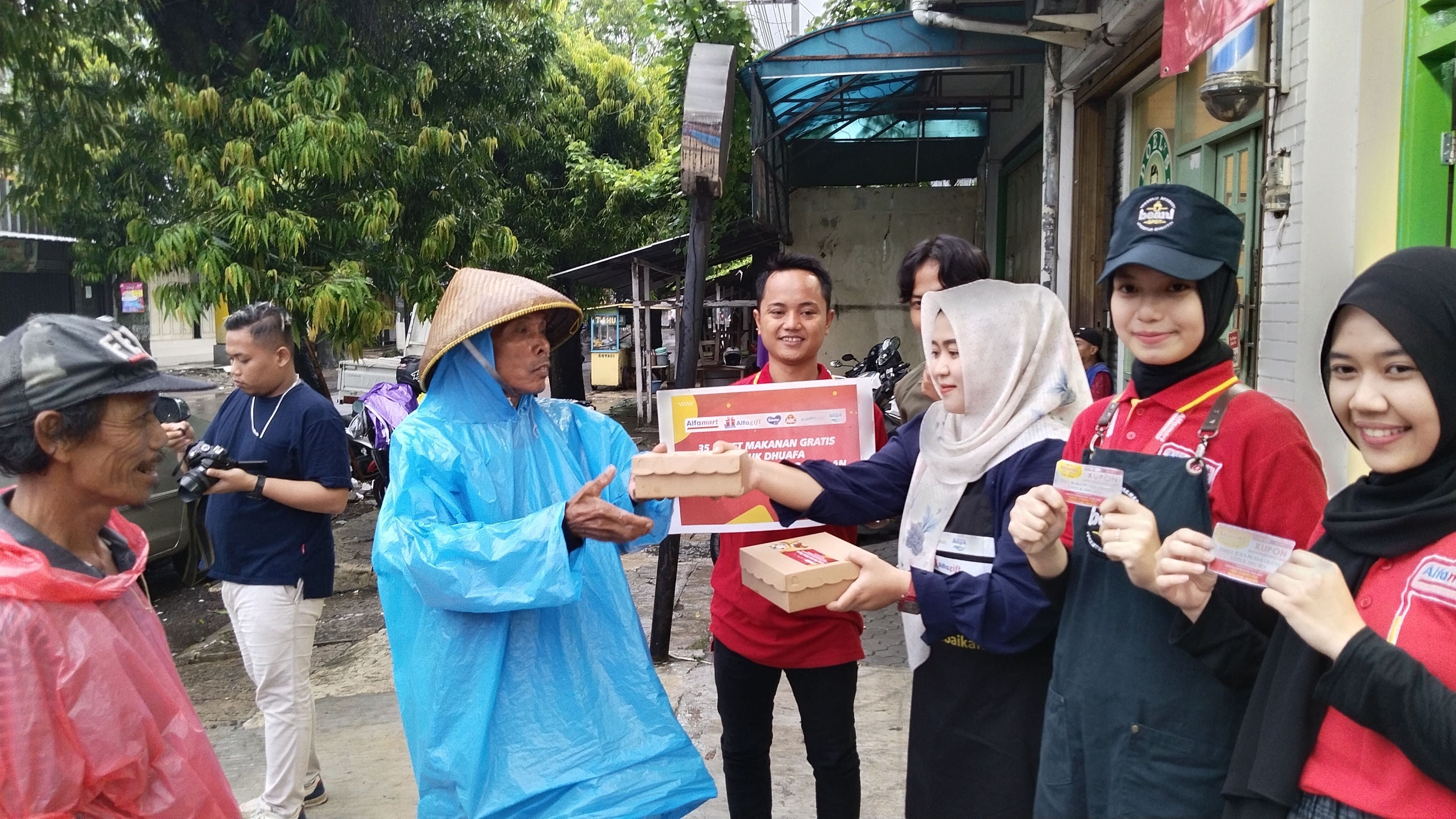 Program Warteg Gratis Alfamart 'Berbagi Kebaikan' bagikan paket buka puasa gratis untuk duafa di Tegal, tepatnya di Warteg Kharisma Kagok Jalan Mayjend Sutoyo, Slawi.