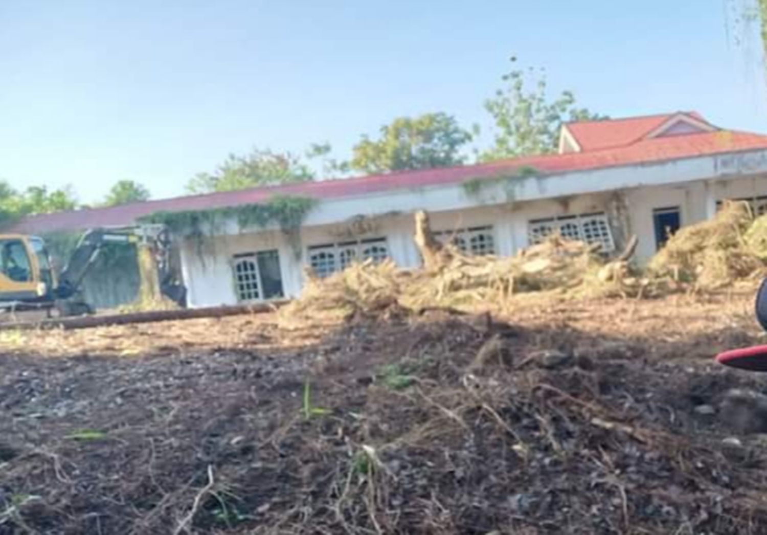 Kondisi bangunan eks Rudis Bupati Bolaang Mongondow mulai dibersihkan.