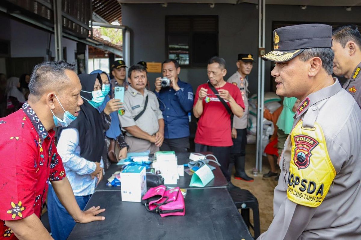Kapolda Jateng Irjen Pol Ahmad Luthfi berdialog dengan petugas kesehatan di tempat pengungsian banjir Desa Wangandowo, Kecamatan Bojong, Kabupaten Pekalongan.