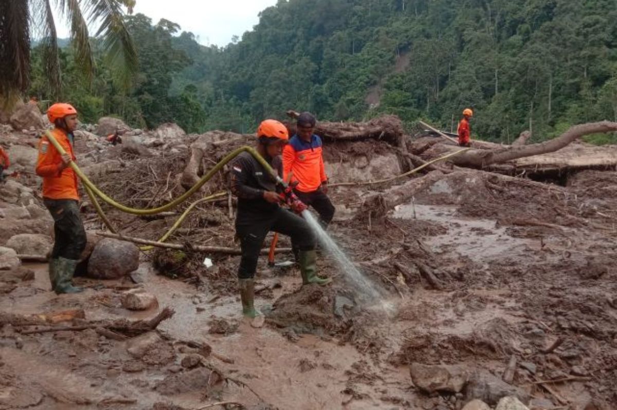 Personel Basarnas Padang melakukan operasi pencarian dan pertolongan terhadap korban bencana alam di Kabupaten Pesisir Selatan, Sumbar pada Rabu (13/3/2024)