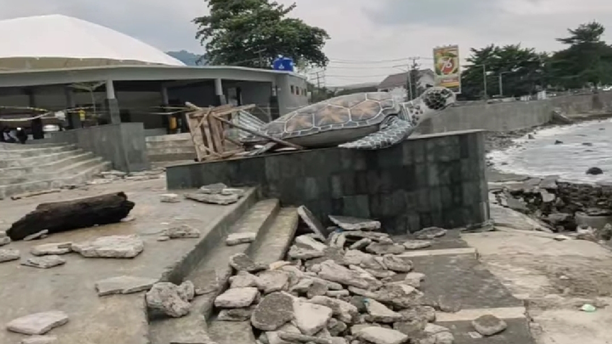 Kondisi alun-alun Gado Bangkong Palabuhanratu, Sukabumiyang rusak akibar hantaman gelombang tinggi.