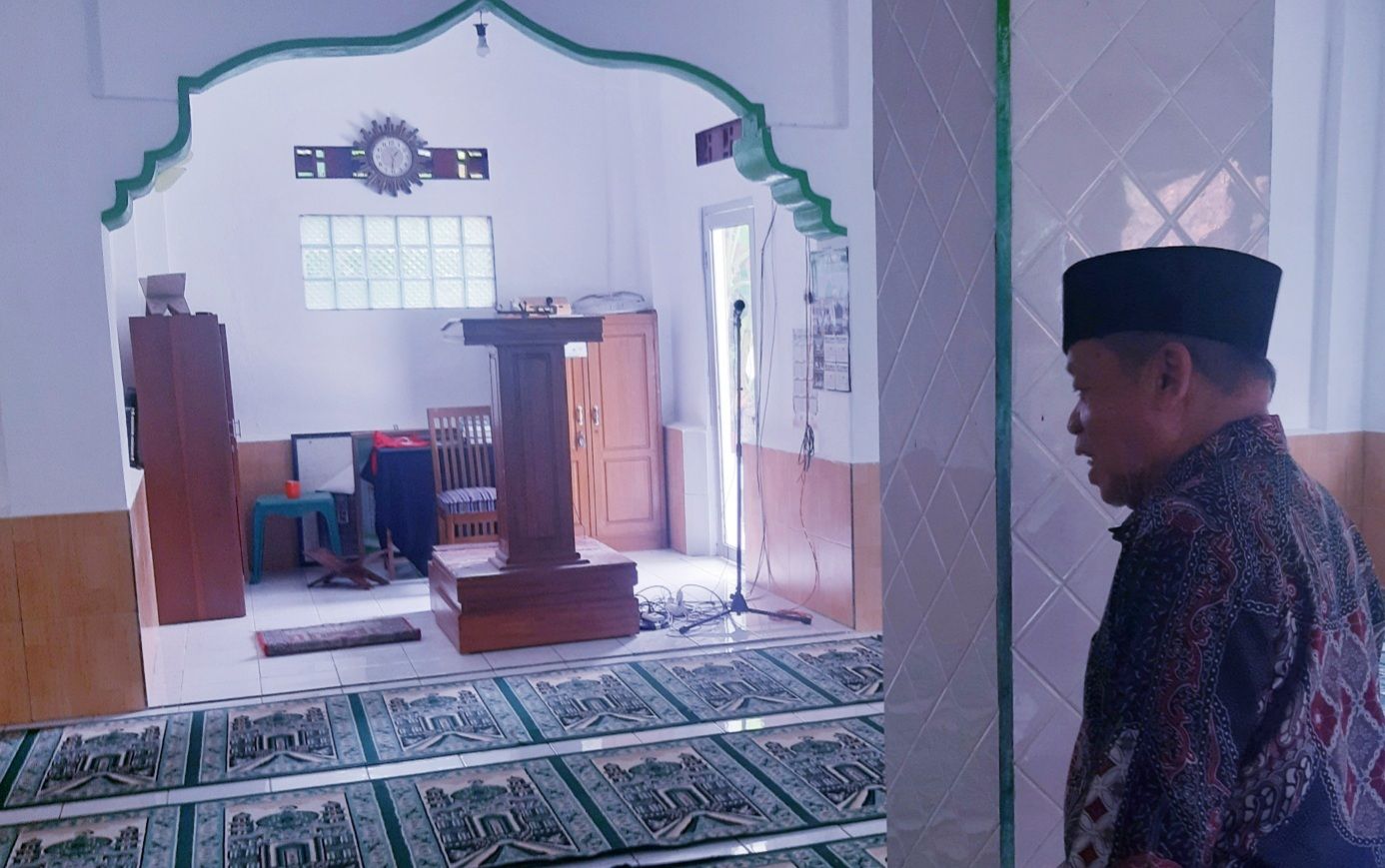 Pengurus Masjid Al Amin, H. Oban Komarudin (73), menunjukan bagian dalam Masjid Al Amin Rt 10 / 03, Dusun Karangpucung Wetan, Desa Jajawar, Kecamatan / Kota Banjar  Jumat, (15/3/2024).