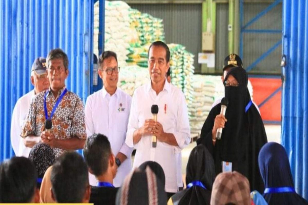 Presiden Republik Indonesia Joko Widodo Menyalurkan Bantuan Pangan cadangan Beras Pemerintah Kepada Ratusan Masyarakat Kabupaten Labuhanbatu