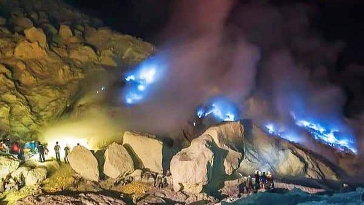 Blue Fire di Kawah Ijen, Indonesia menjadi yang terbesar di dunia