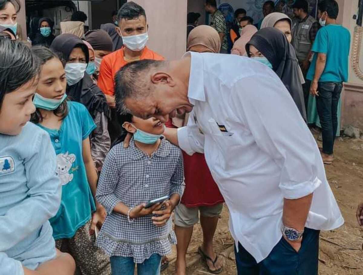 Bupati Pesisir Selatan, Rusma Yul Anwar bersama anak-anak korban bencana alam / marawatalk / ist