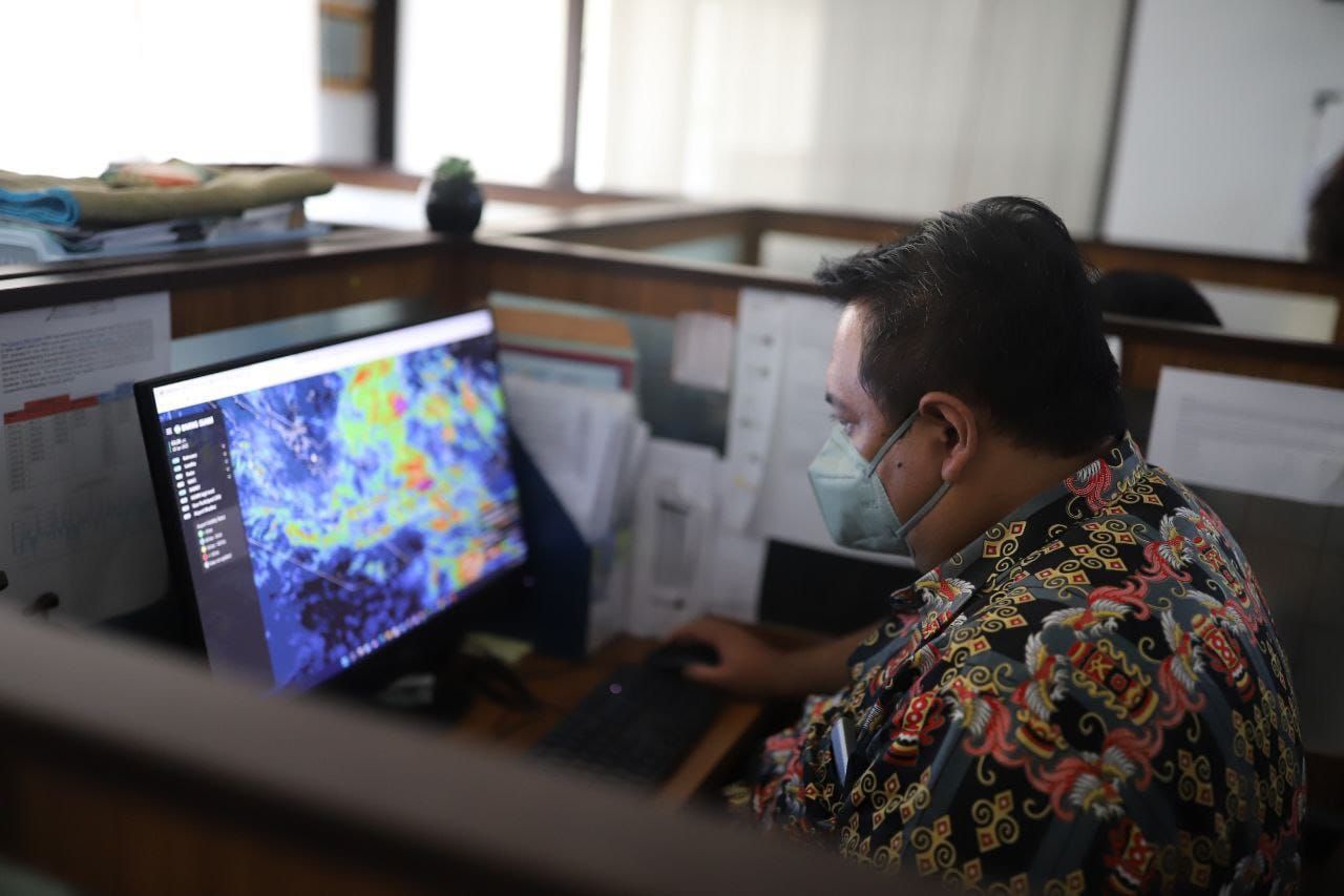 Ilustrasi petugas BMKG sedang memantau prakiraan cuaca di layar monitor