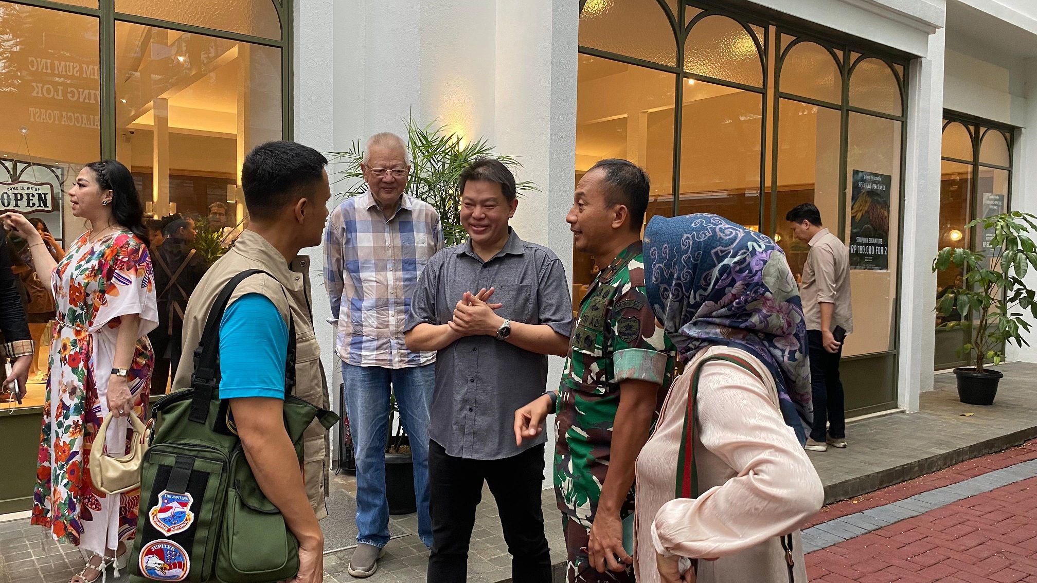 Pemilik Good Friends, Bistro & Café Choky Sitohang (kaos biru), Ivan Tanuwijaya (tengah, baju abu-abu) berbincang bersama Danrem 052/Wijayakarma Brigjen TNI Putranto Gatot.  