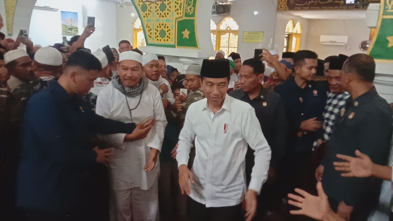 Presiden RI Jokowi Bersilaturahmi dan Poto Selfi dengan jemaah Masjid Agung Rantauprapat seusai sholat Jumat Berjemaah dallam rangkaian Kunjungan Kerja ke Labuhanbatu