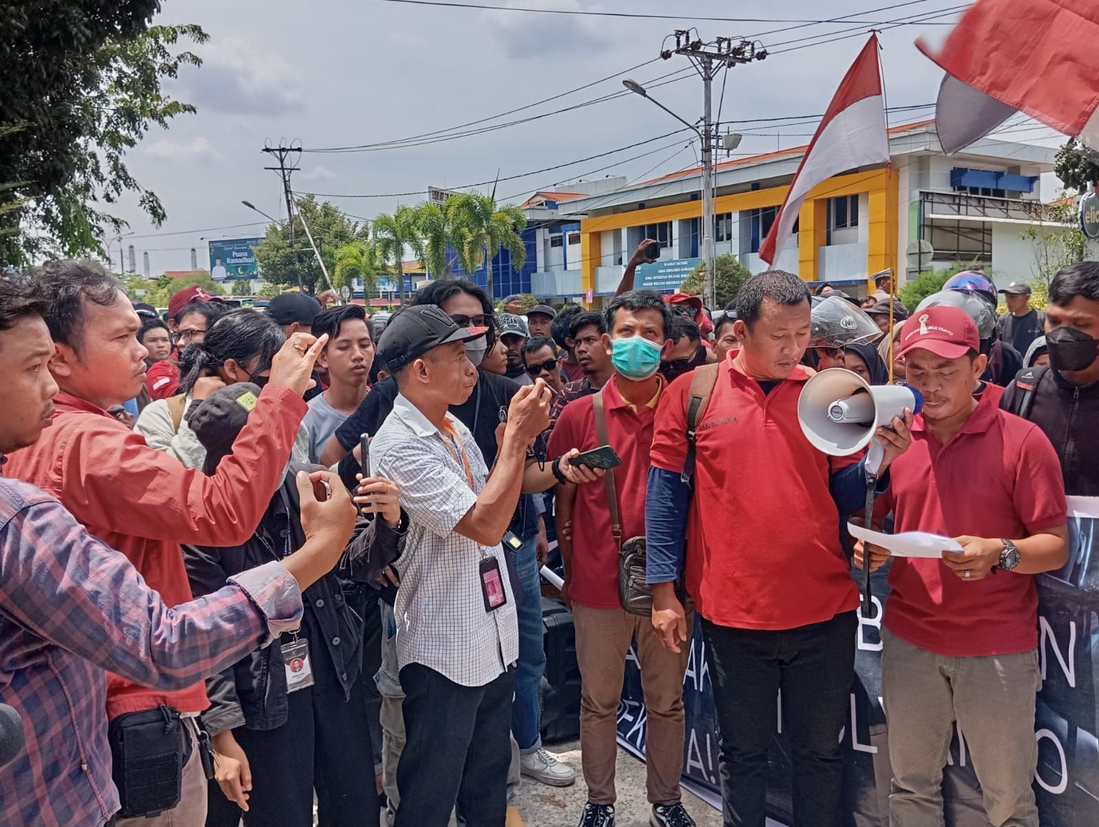  Ratusan buruh dari Aliansi Buruh Sambas-Bengkayang (ABSB) menggelar aksi unjuk rasa di Kantor Kejaksaan Negeri Pontianak di Jalan Kh.A.Dhlan Kecamatan Pontianak Kota, Kalimantan Barat, pada Jumat 15 Maret 2024.