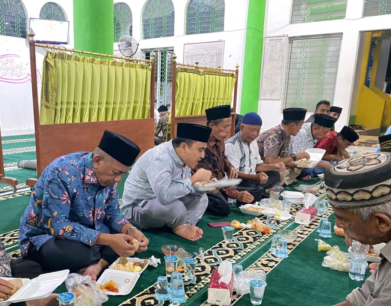 Bupati Pesisir Selatan, Rusma Yul Anwar bersama sejumlah warga   menikmati hidangan berbuka puasa yang diproduksi dapur umum / marawatalk / ist