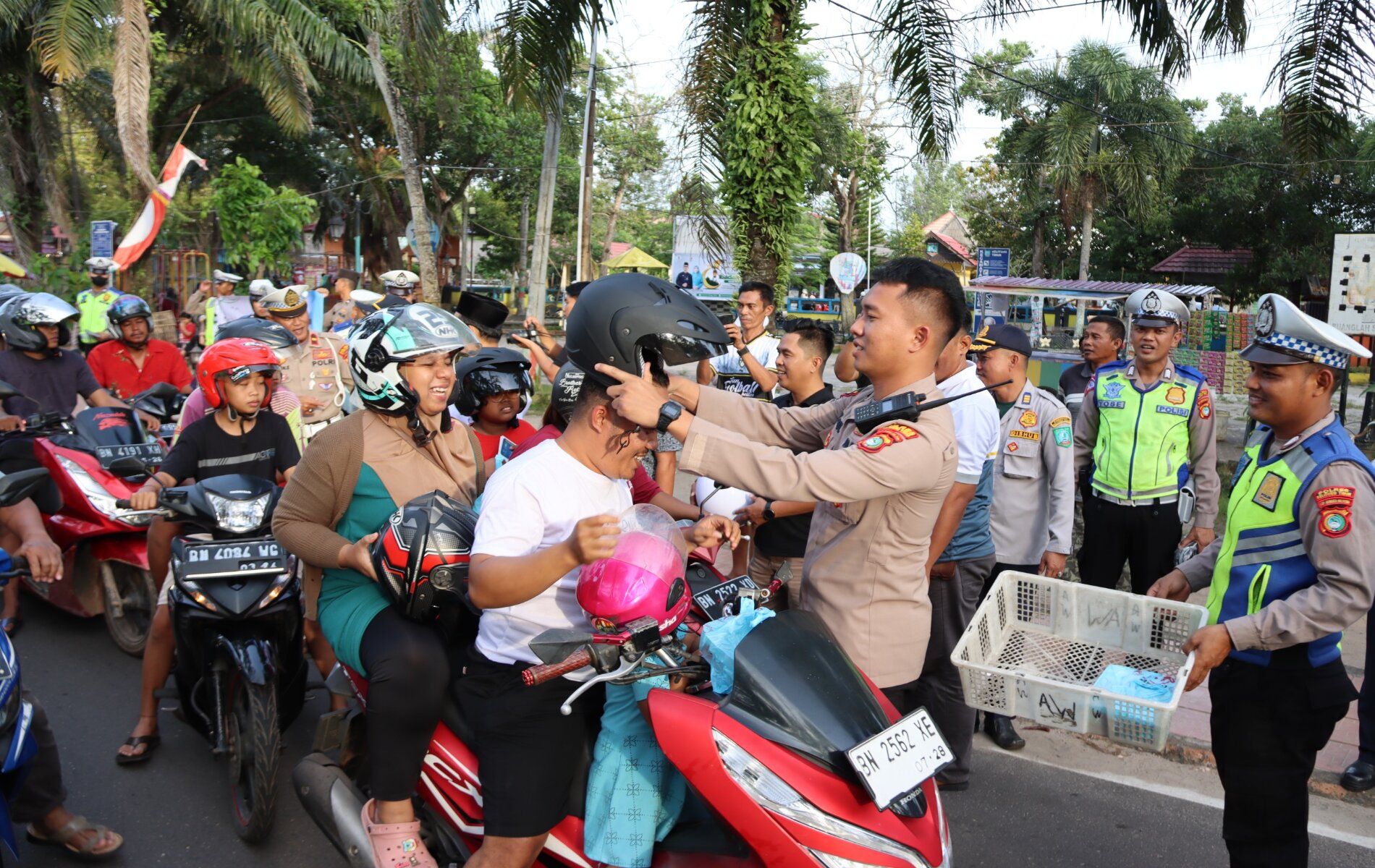 Personel Polres Belitung Timur Memberikan Helm Gratis Kepada Pengendara