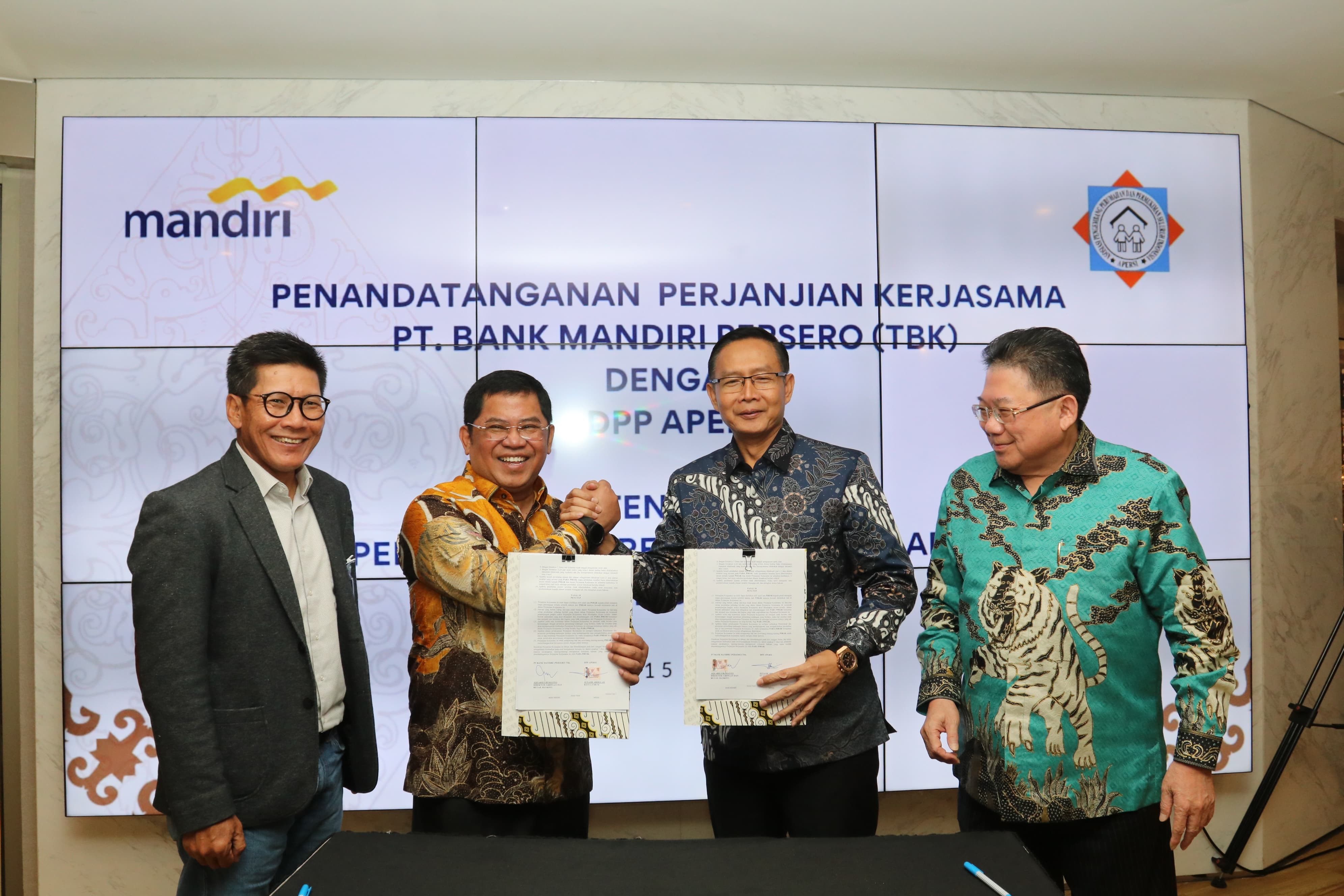 Penandatanganan kerja sama yang dilakukan oleh Direktur Jaringan & Retail Banking Bank Mandiri Aquarius Rudianto dan Ketua Umum APERSI Junaidi Abdillah di Jakarta, Jumat, 15 Maret 2024.