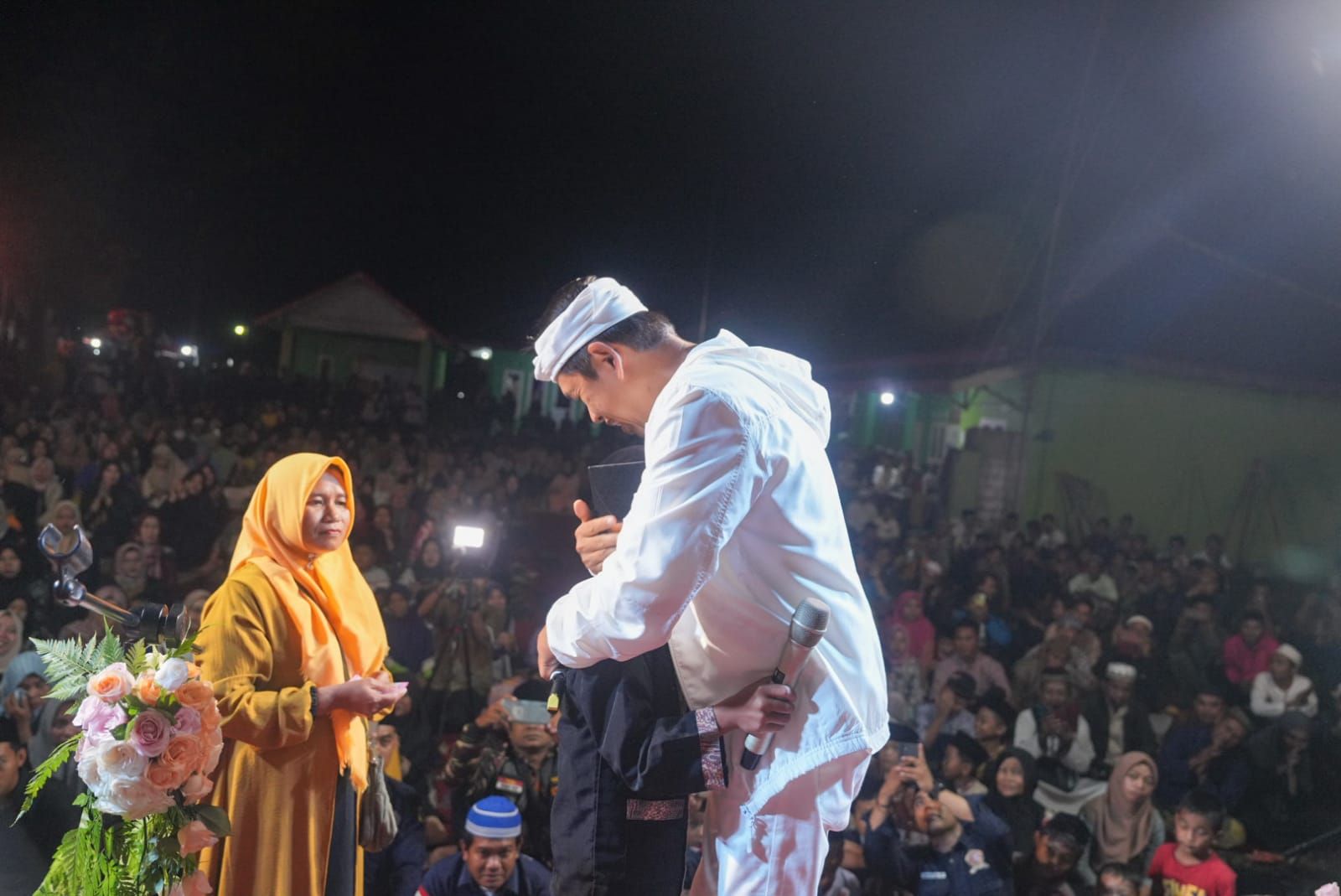 Anggota DPR RI, Dedi Mulyadi memeluk anak bernama Idris yang ibunya merupakan buruh tani di acara Safari Ramadan KDM di Bogor, Jumat 15 Maret 2024 malam. 