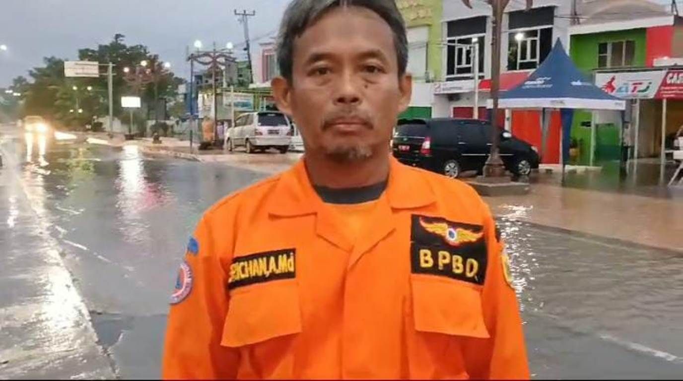 Kasi Kedaruratan BPBD Grobogan, Masrikan, saat melaporkan kondisi terkini di Jalan A Yani, Nglejok, Purwodadi.