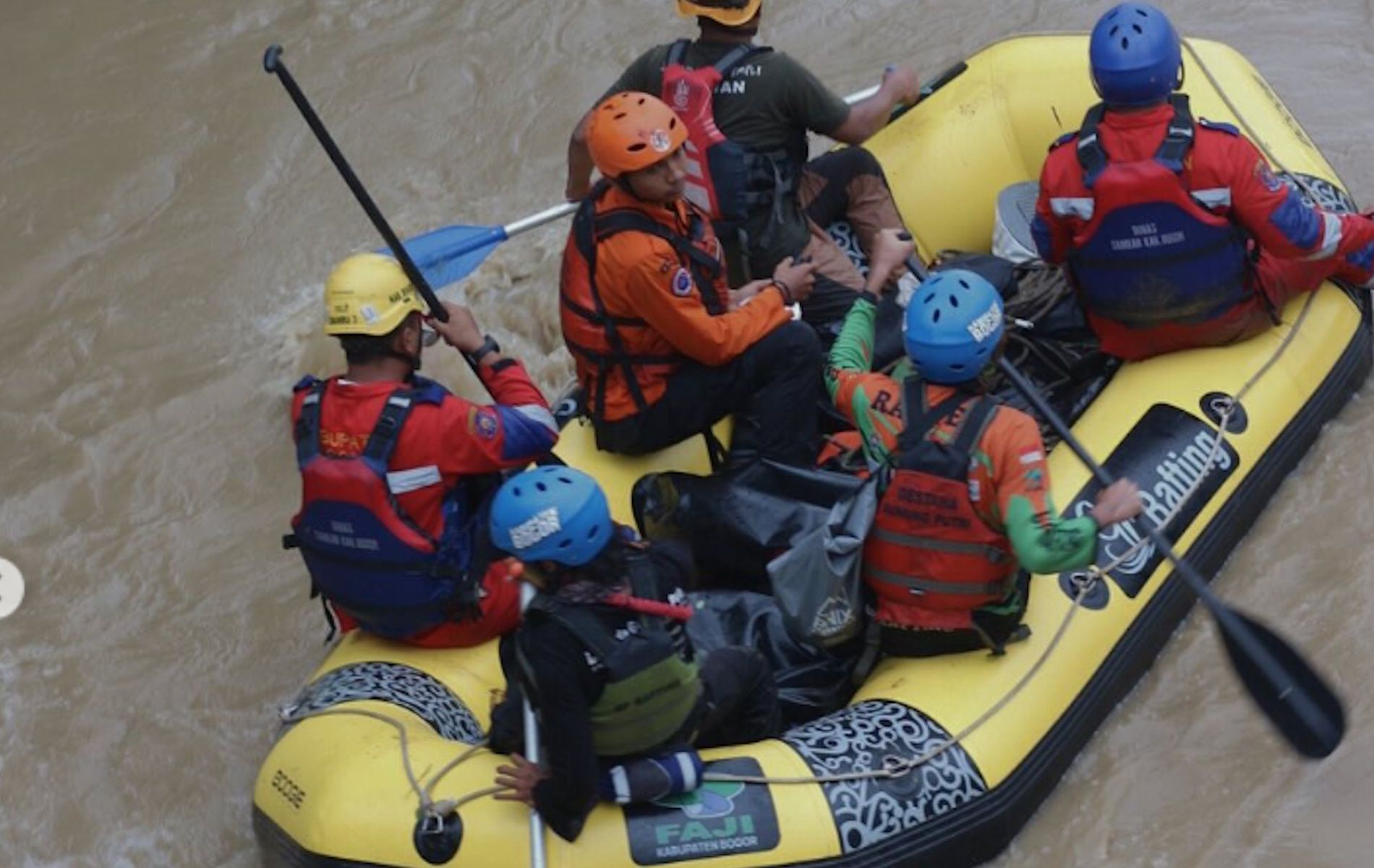 Tim SAR gabungan saat melakukan pencarian wanita berusia 50 tahun bernama Empat hilang terbawa arus Sungai Cibadak, Bogor.