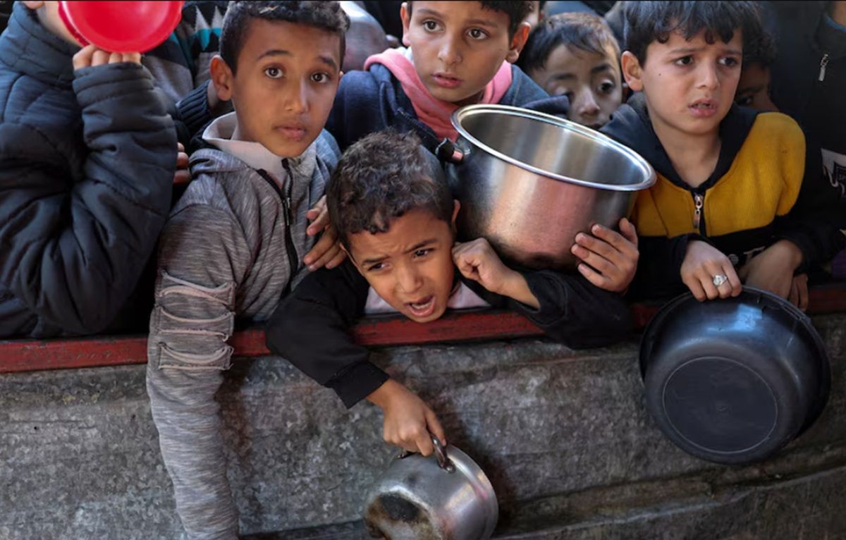 Anak-anak Palestina menunggu makanan yang dimasak oleh dapur amal di tengah kekurangan pasokan makanan di Rafah, di selatan Jalur Gaza, 5 Februari 2024.