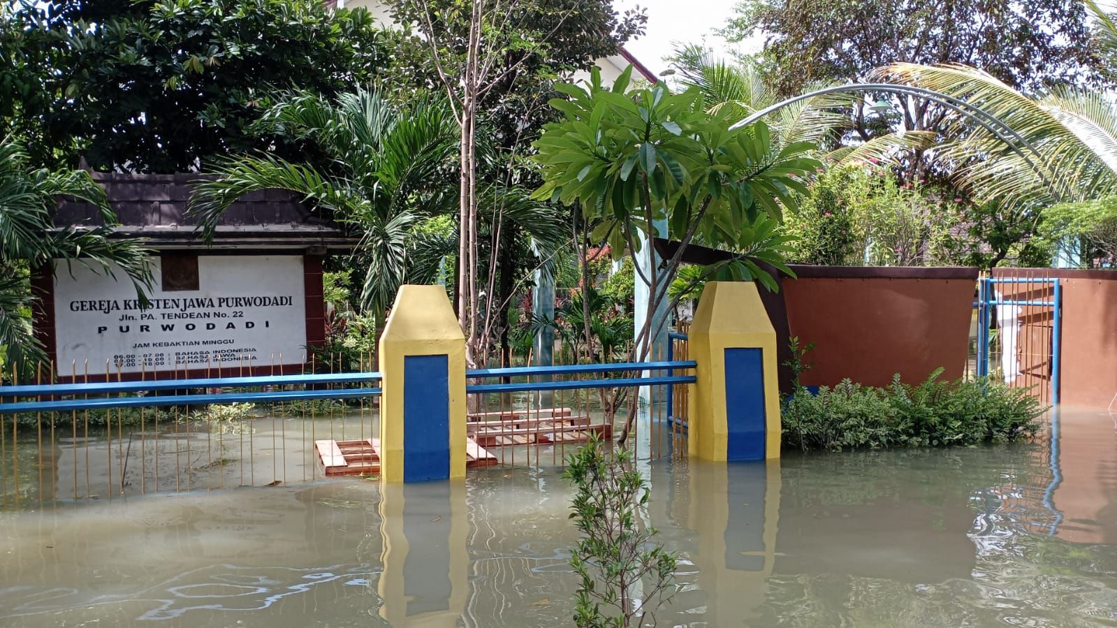 Halaman depan GKJ Purwodadi yang banjir selama tiga hari.