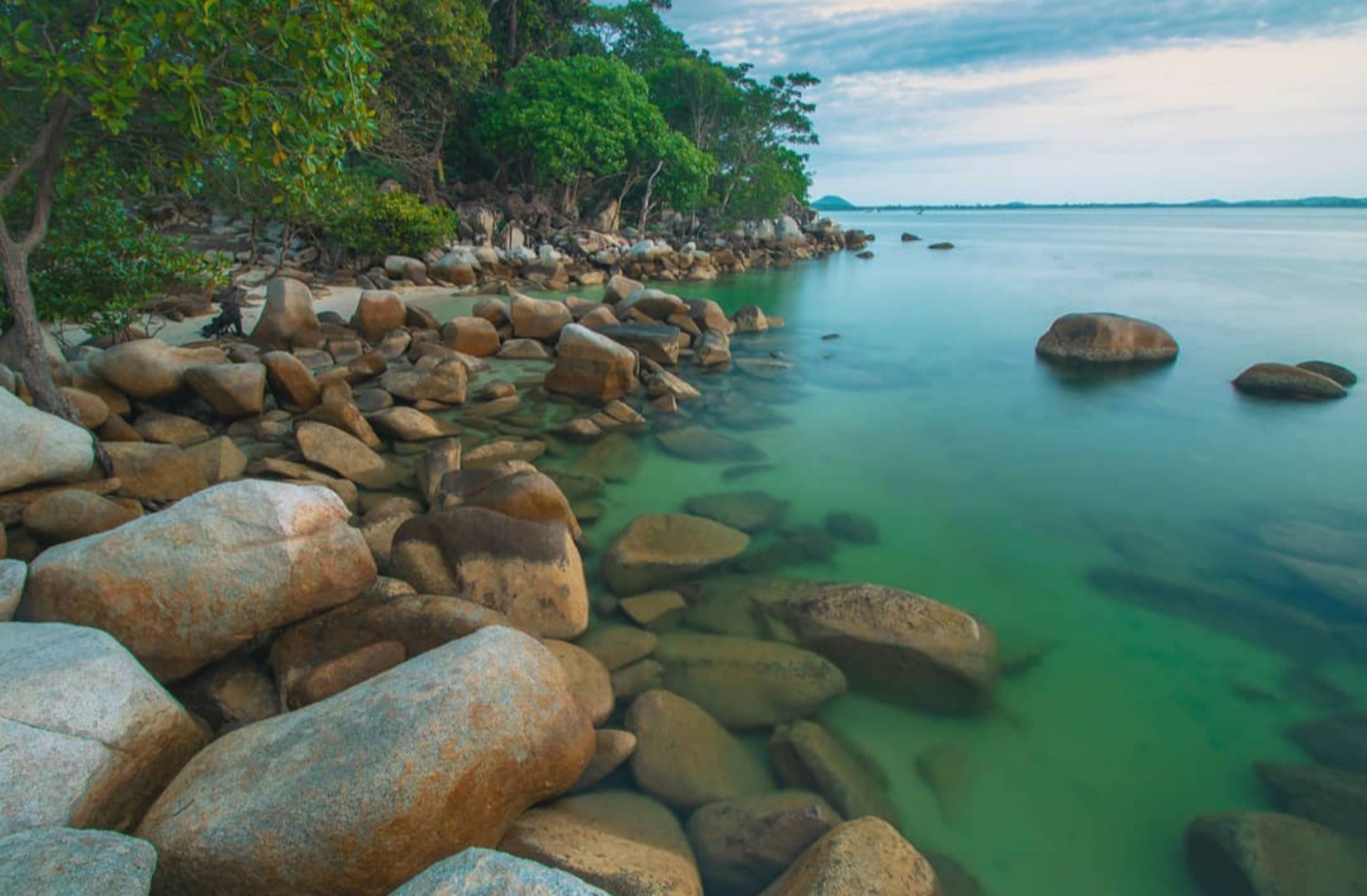 Pantai Tanjung Kerasak Desa Pasir Putih Kecamatan Tukak Sadai, Kabupaten Bangka Selatan.