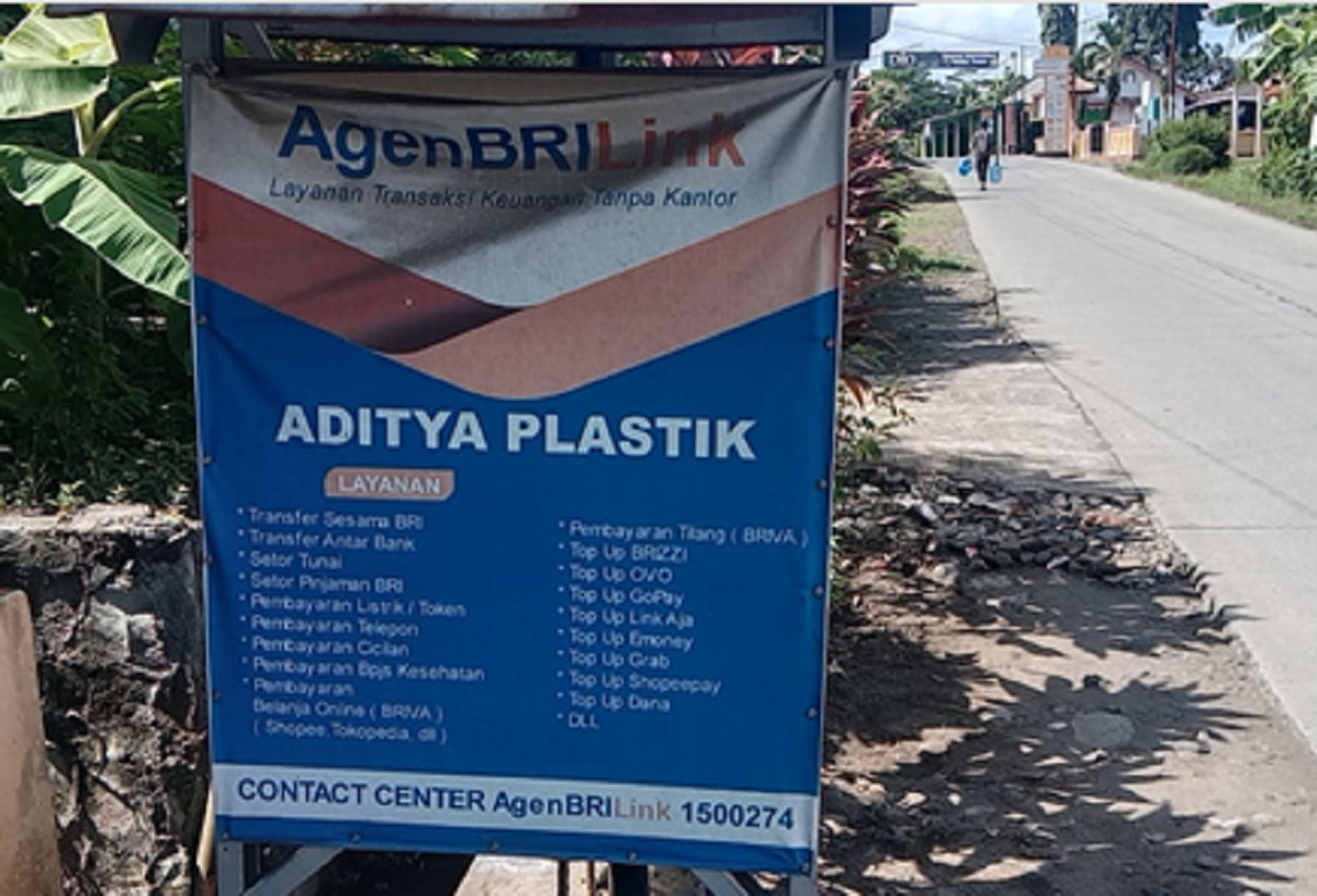Warung plastik dan prabotan Aditya di Gunungsari kini resmi menjadi agen BRI untuk program Layanan Keuangan Tanpa Kantor (Laku Pandai) dalam rangka mendukung program inklusi keuangan Otoritas Jasa Keuangan (OJK).