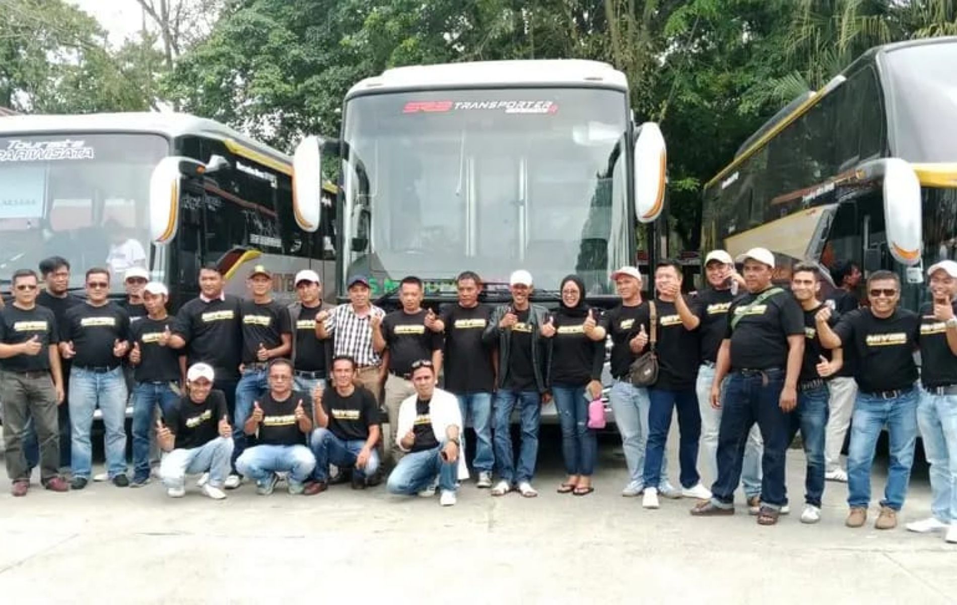 Para crew MIYOR siap merayap di lintasan Sumatera - Jawa, terlihat para driver dan tim siap melayani penumpang dengan penuh senyum dan keramahtamahan  