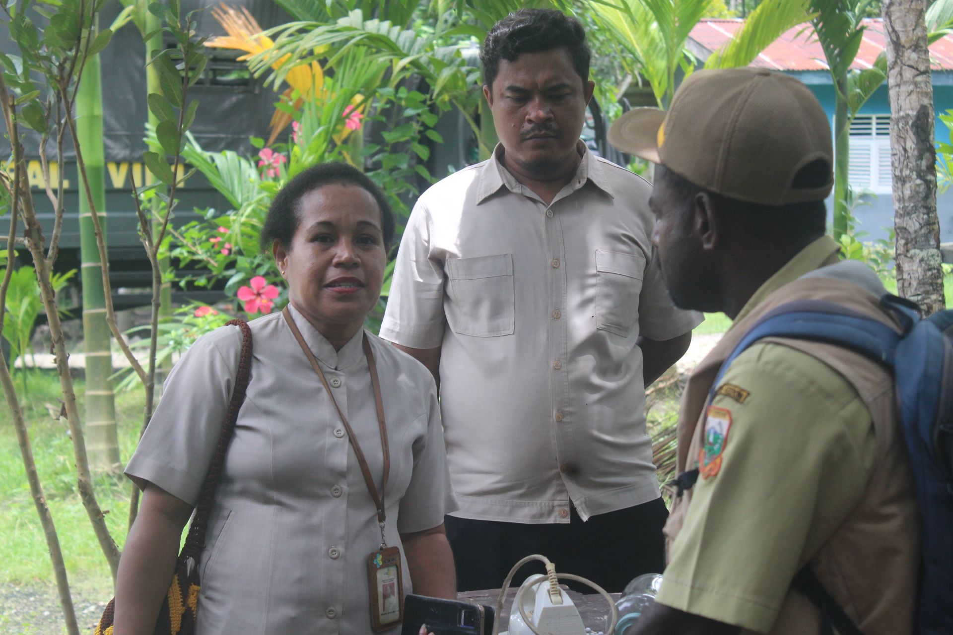 Ketua Prodi Sanitasi Poltekkes Kemenkes Jayapura Marlin M Jarona, SKM.,M.Kes ketika berdiskusi dengan kepala Kampung Baburi pada sela -sela tempat (Rumah) yang Mahasiswa tempati (Portal Papua) Silas Ramandey