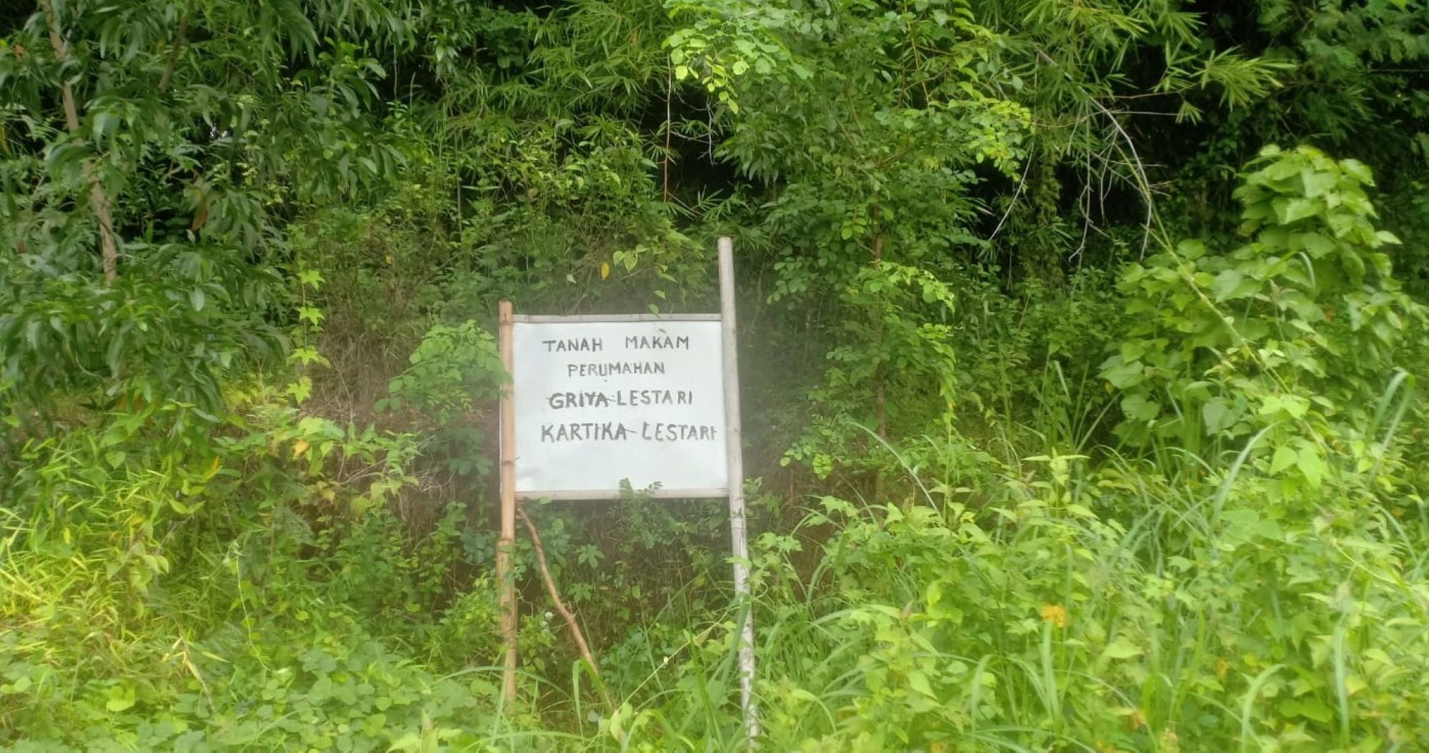 Pengembang Perum Griya Kartika Lestari memasangkan plak yang menunjukan bahwa lahan tersebut untuk kawasan kuburan atau pemakaman di Desa Ciawigebang Kecamatan Ciawigebang.
