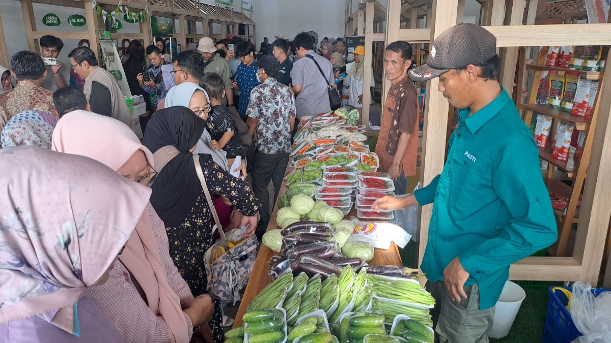 Masyarakat mengikuti pasar murah di Pusat Distribusi Provinsi (PDP) Jawa Barat di Kecamatan Cibatu Kabupaten Purwakarta beberapa waktu lalu. Hingga saat ini, harga bahan-bahan kebutuhan pokok masih tinggi meskipun kerap digelar kegiatan serupa.