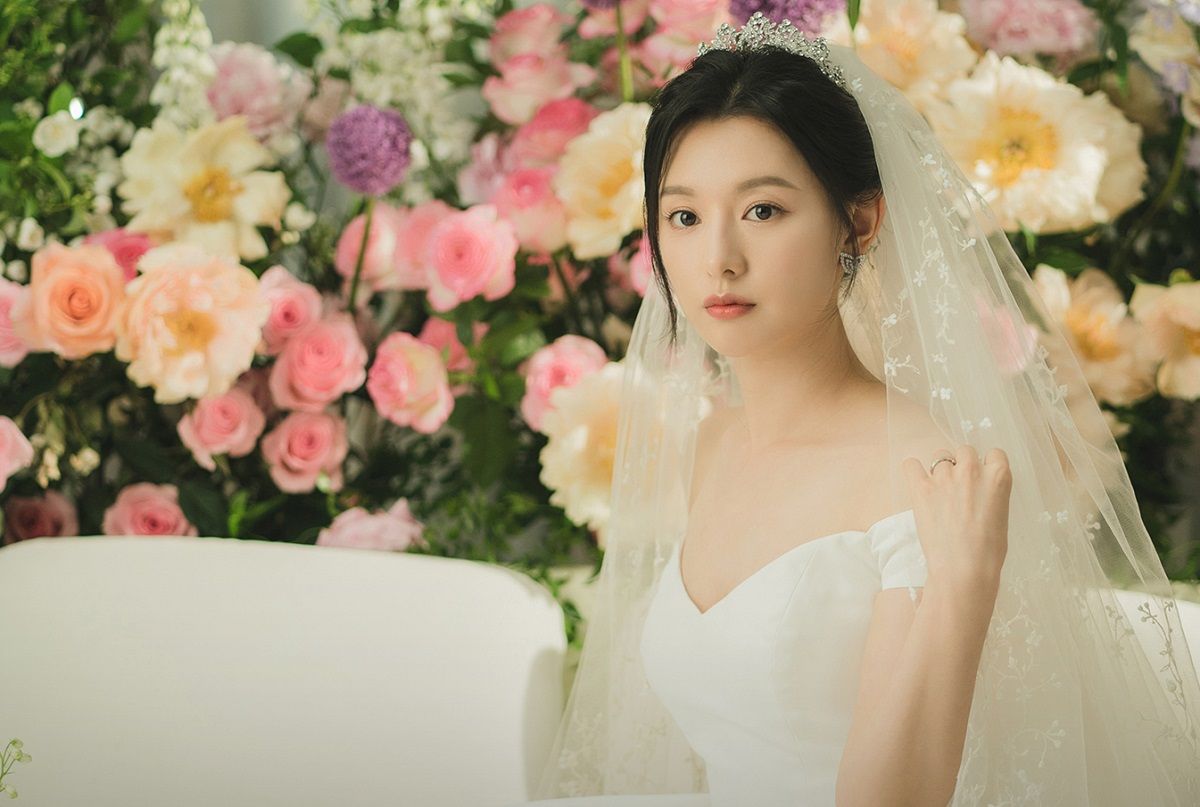 Penampilan Kim Ji Won jadi penganting Kim Soo Hyun di Queen of Tears.