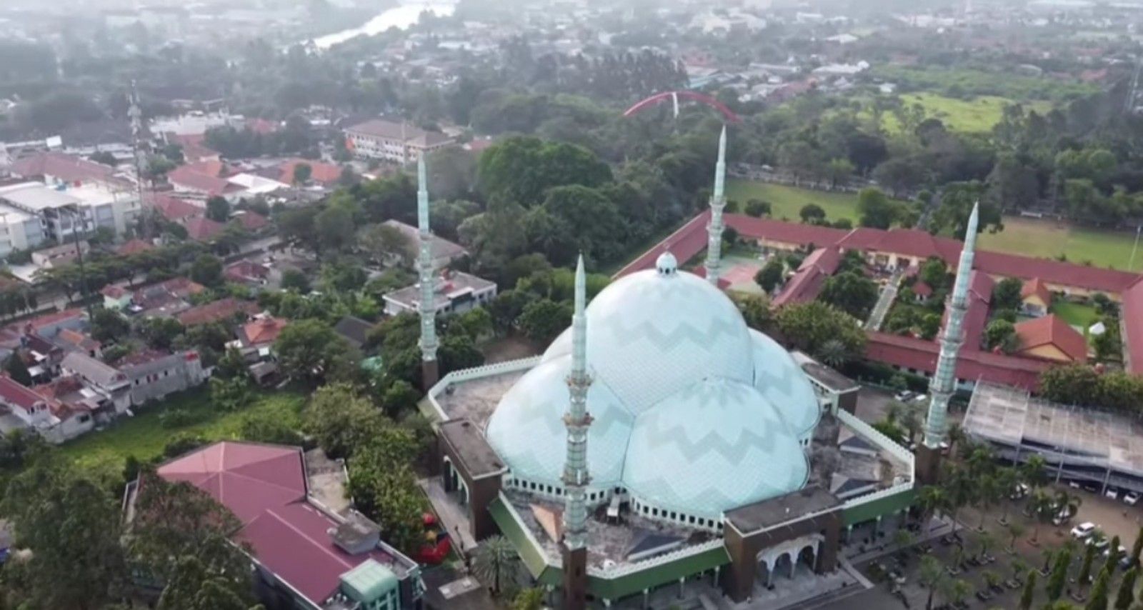 Masjid Al Azhom di Kota Tangerang Banten/tangkapan layar youtube/channel Jalan Jalan Ala Kita 