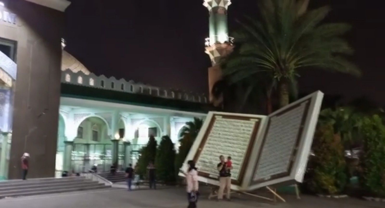 Replika Alquran raksasa di Masjid Al Azhom Kota Tangerang Banten/tangkapan layar youtube/channel Jalan Jalan Ala Kita 