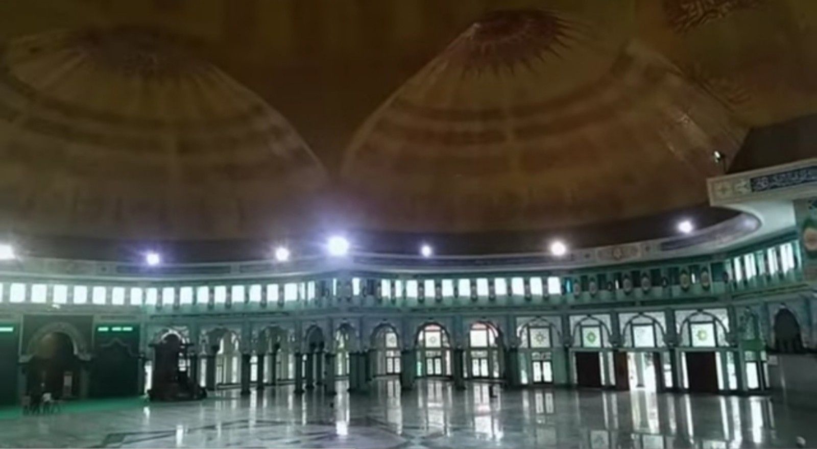 Masjid Al Azhom di Kota Tangerang Banten/tangkapan layar youtube/channel Jalan Jalan Ala Kita 