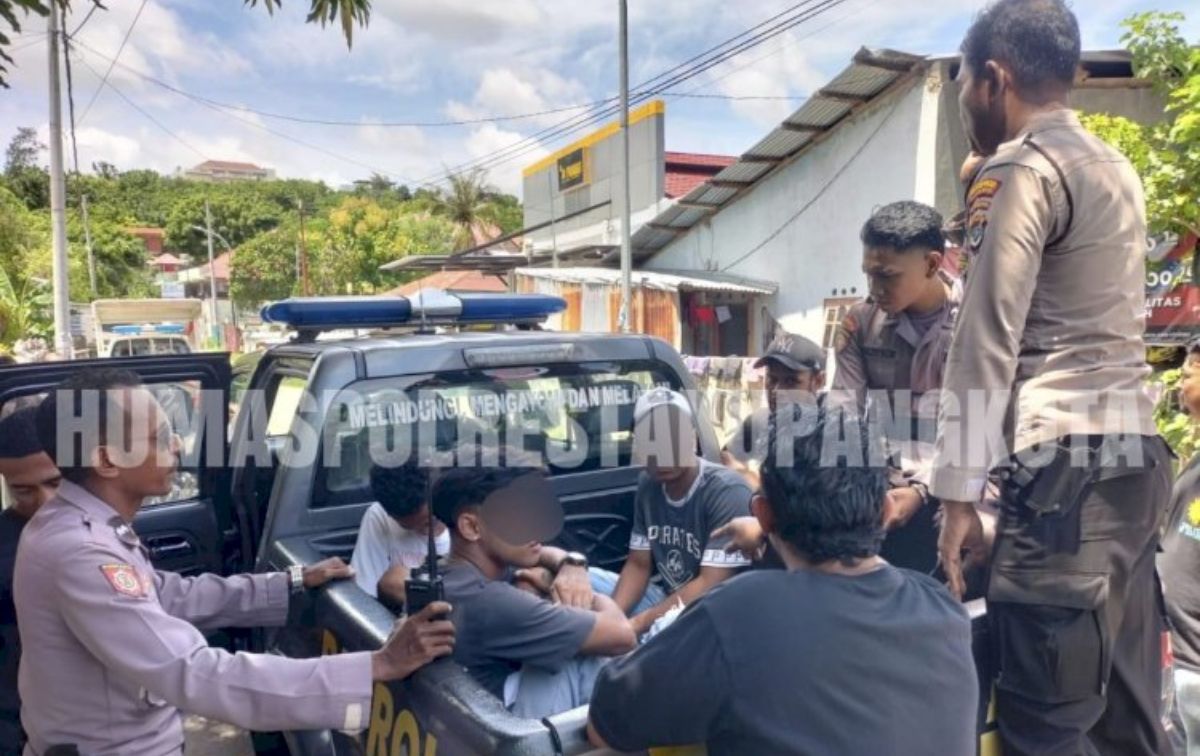 Para pelaku pengeroyokan saat diamankan pihak Polsek Kota Lama, Kupang.//