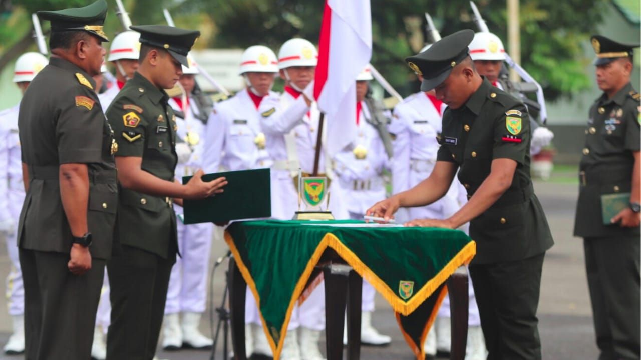 Pelantikan prajurit TNI AD, Sahat Maruli Tua Sihite dengan pangkat Prada.