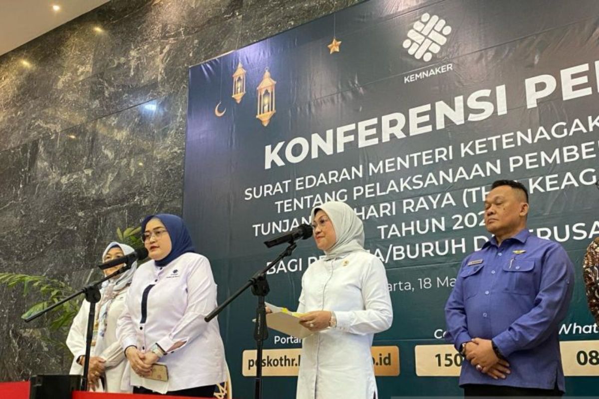 Dirjen PHI dan Jamsos Kemnaker Indah Anggoro Putri (kedua kiri) dan Menaker Ida Fauziyah (tengah) dalam konferensi pers di Jakarta, Senin (18/3/2024)