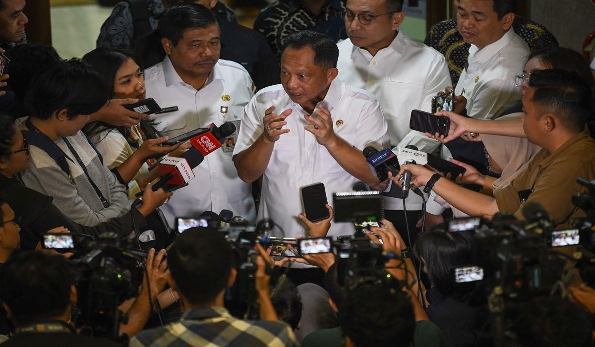 Menteri Dalam Negeri (Mendagri) Tito Karnavian (tengah) menyampaikan keterangan kepada wartawan