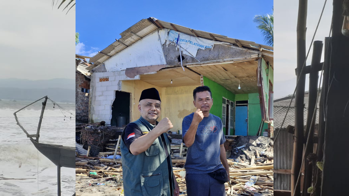 Ketua Baznas Kabupaten Sukabumi, Unang Sudarma menyalurkan bantuan paket sembako kepada warga terdampak banjir rob di Palabuhanratu