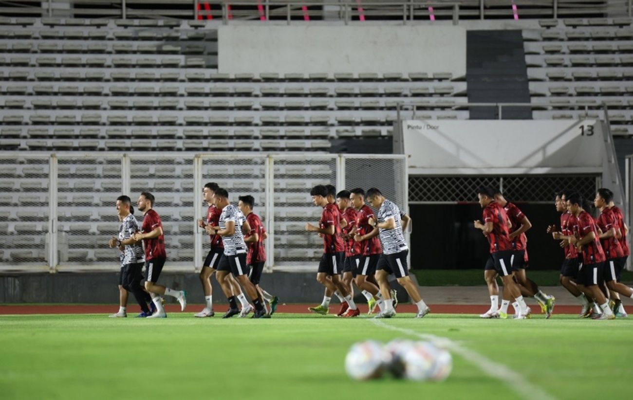 Para pemain Timnas Indonesia tampak antusias jalani semua menu latihan yang diberikan oleh tim pelatih pada latihan perdana di Stadion Gelora Bung Karno, Jakarta, Senin 18 Maret 2024. 