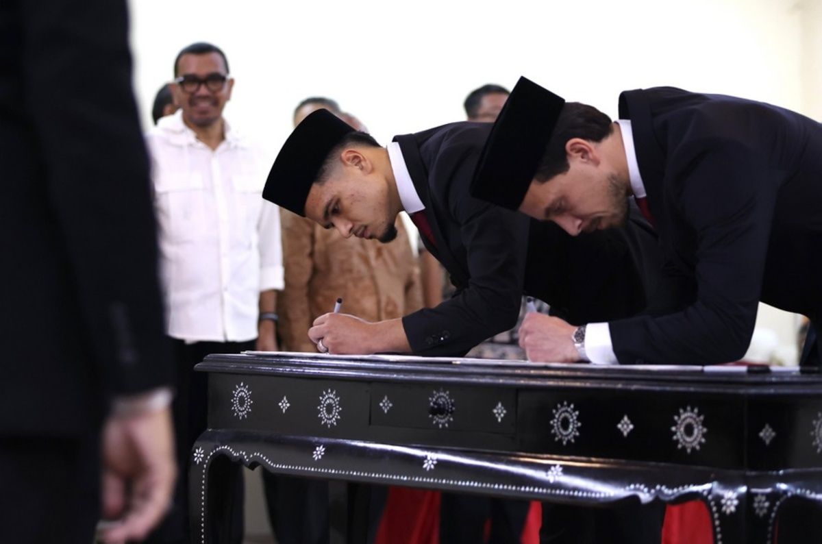 Thom Haye dan Ragnar Oratmangoen resmi menjadi Warga Negara Indonesia (WNI). Setelah keduanya diambil sumpah dan janji setia pewarganegaraan Republik Indonesia, di Kantor Wilayah  Kementerian Hukum dan Hak Asasi Manusia DKI Jakarta, Senin 18 Maret 2024. 