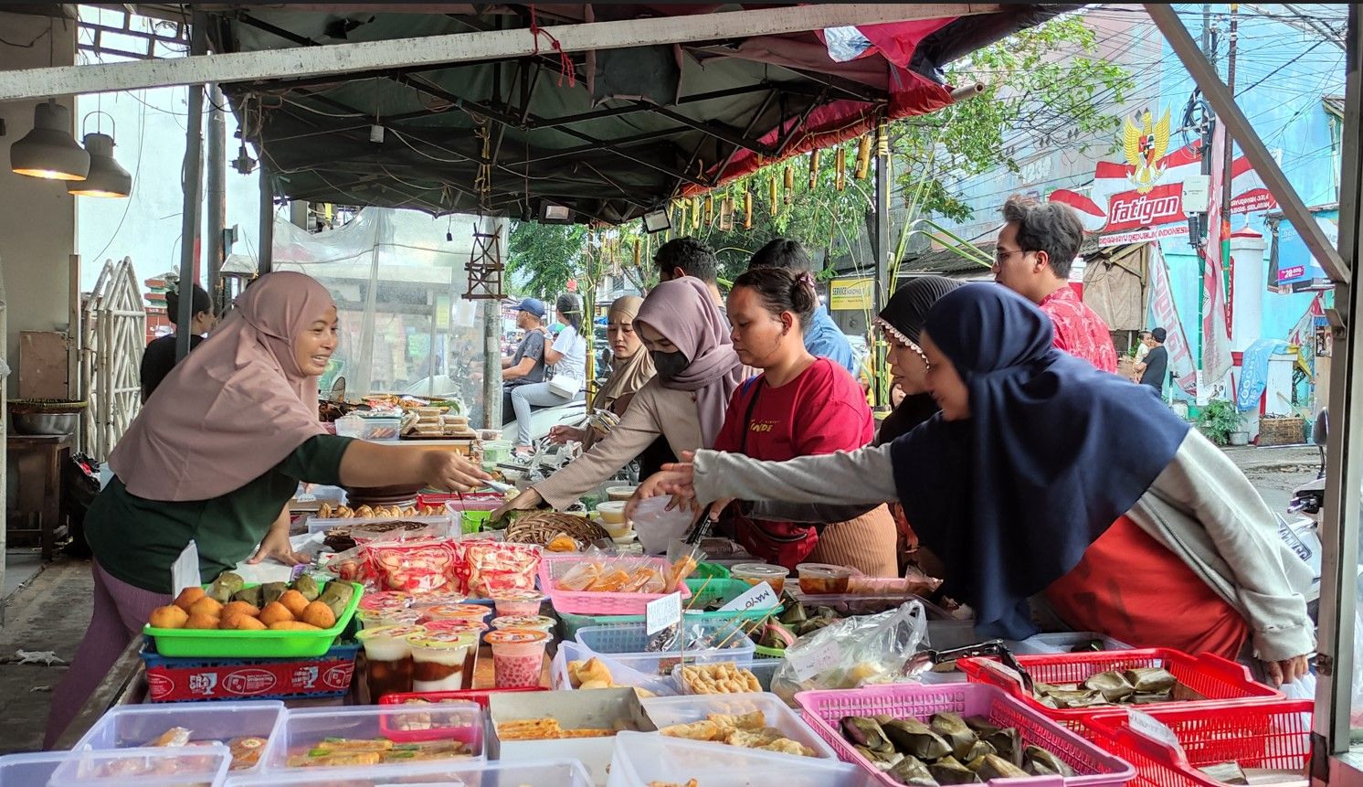 Pembeli memilih jajanan takjil di Pasar Ramadhan Perumnas 1 Bekasi.