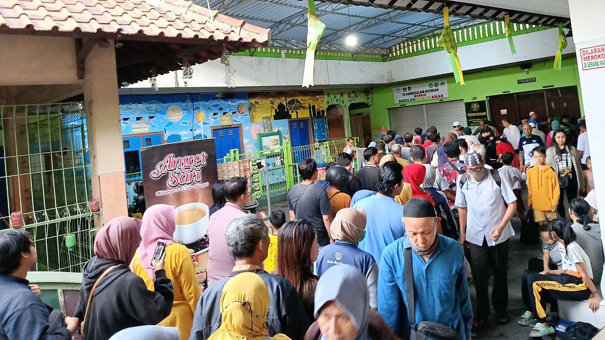 Masjid Darussalam Solo membagikan bubur samin khas Banjar, Kalimantan Selatan secara gratis untuk masyarakat pada Bulan Ramadan 1445 H/2024 M. (Foto: Dok. Istimewa/Alya Nur Azizah)