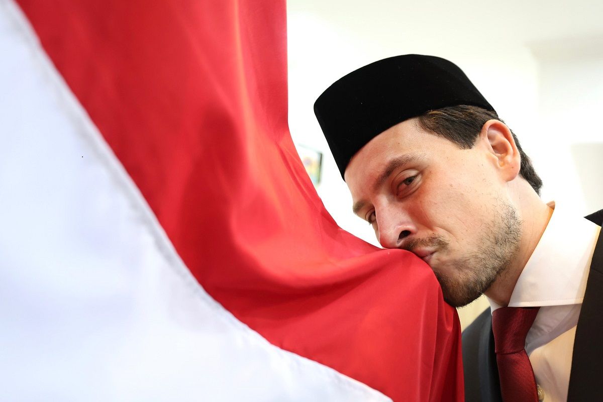 Thom Haye mencium bendera Indonesia setelah pengambilan sumpah dan janji setia pewarganegaraan Republik Indonesia di Kantor Wilayah Kemenkumham DKI Jakarta, Senin 18 Januari 2024.*/PSSI