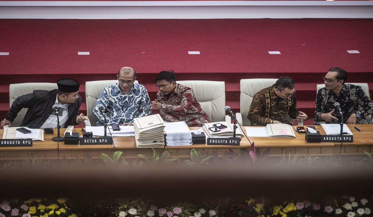 Ketua Komisi Pemilihan Umum (KPU) Hasyim Asyari (kedua kiri) berbincang dengan anggota KPU Mochammad Afifuddin (kiri) dan Idham Holik (tengah) sementara anggota KPU Parsadaan Harahap (kedua kanan) berbincang dengan Yulianto Sudrajat (kanan) dalam rapat pleno rekapitulasi hasil penghitungan perolehan suara Pemilu 2024 tingkat nasional di Gedung KPU, Jakarta, Selasa (19/3/2024). Pada hari ke-21 dalam rapat pleno itu, KPU telah mengesahkan perolehan suara Pilpres 2024 pada 36 provinsi di tingkat na