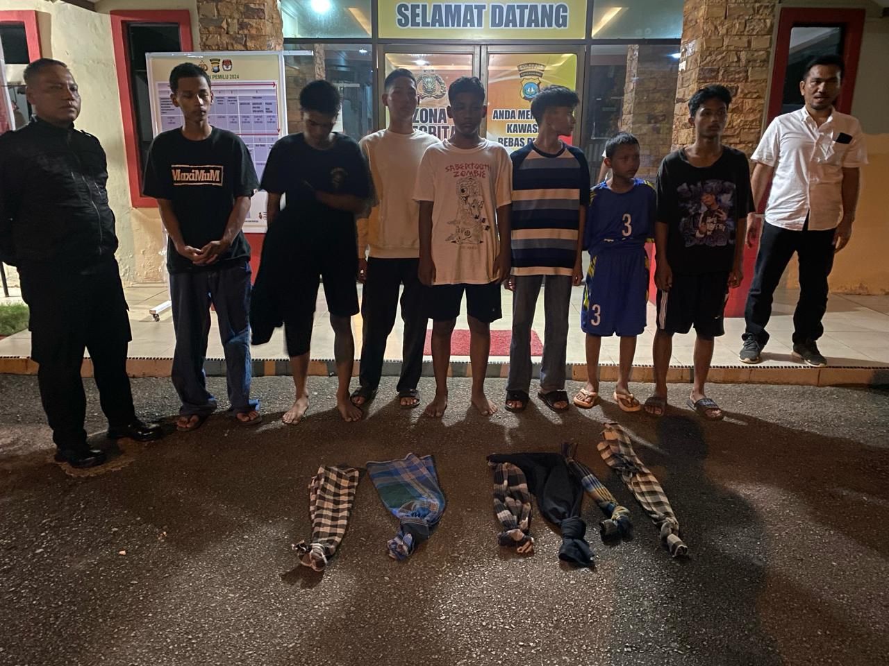 Ada tujuh anak yang masih berstatus pelajar berhasil diamankan dan dibawa ke Polsek Sekupang, dan sebagian lagi berhasil kabur saat personil tiba di lokasi.