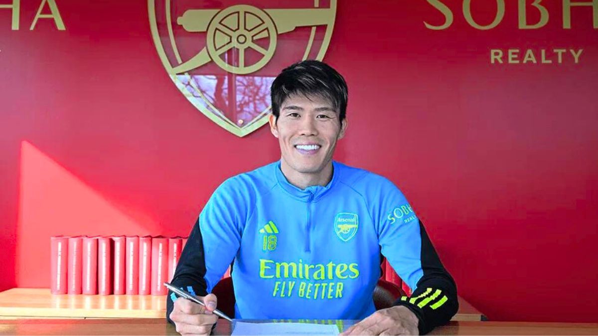 Takehiro Tomiyasu saat menandatangani perpanjangan kontrak dengan Arsenal FC