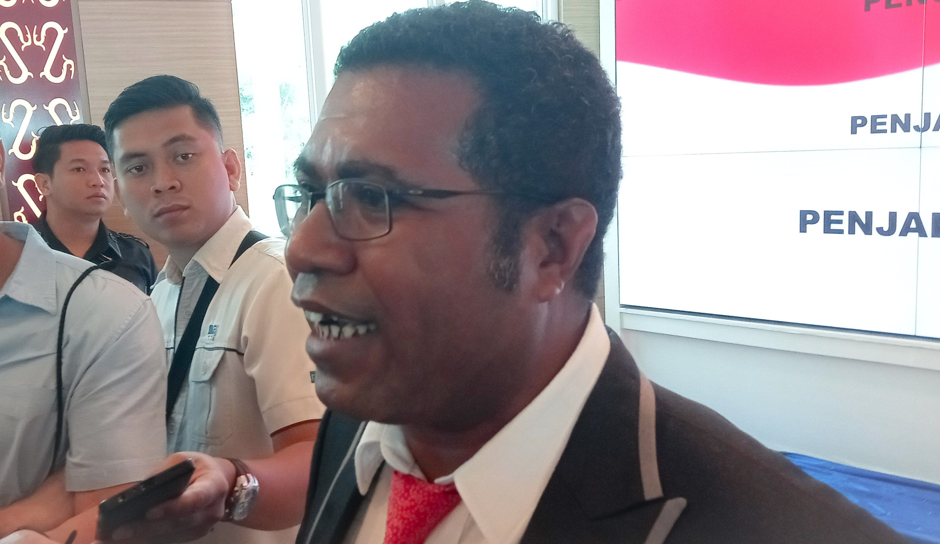 Herry Ario Naap, mantan Bupati Biak Numfor yang juga adalah Ketum tim PSBS Biak (Portal Papua) Silas Ramandey