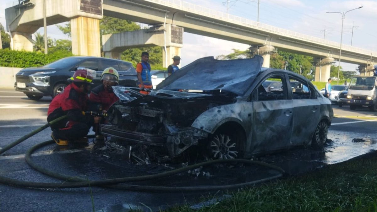 Satu unit mobil ludes terbakar di Jalan Tol Purbaleunyi, wilayah Baros, Kota Cimahi, Rabu, 20 Maret 2024. 