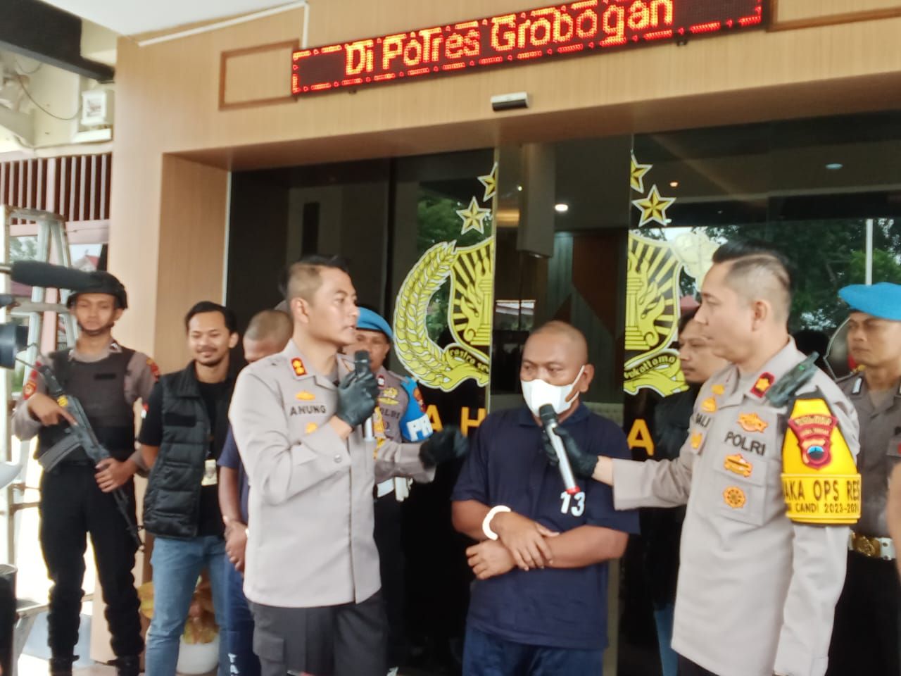 Kapolres Grobogan AKBP Dedy Anung Kurniawan saat meminta keterangan dari pelaku.